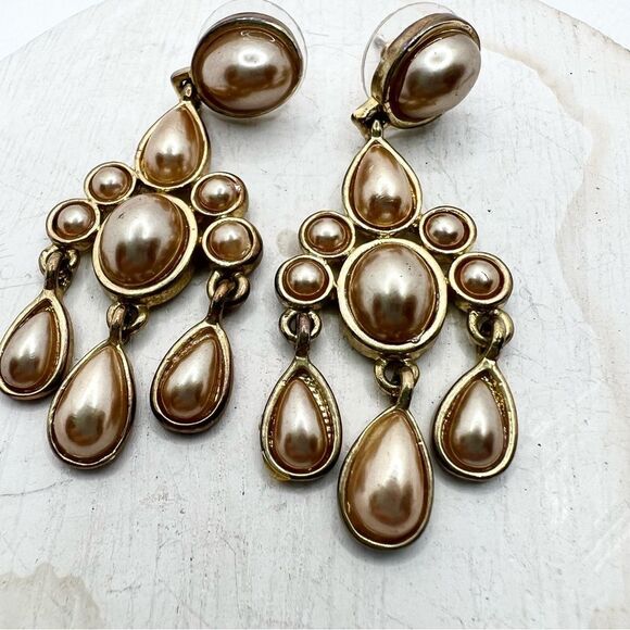 Amrita Singh pearlescent elegant chandelier dangle earrings on gold tone backing - Picture 2 of 9